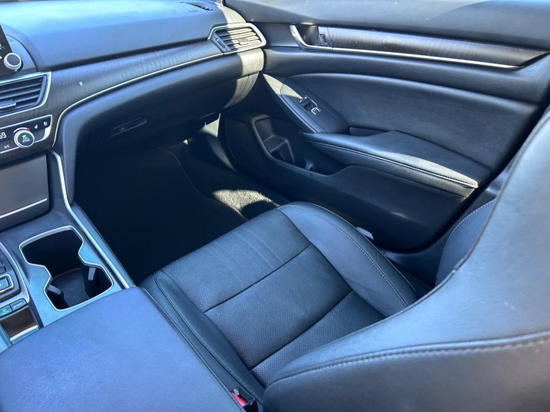 Honda Accord Sedan Vehicle Full-screen Gallery Image 18