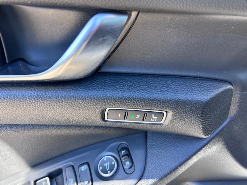 Honda Accord Sedan Vehicle Full-screen Gallery Image 20