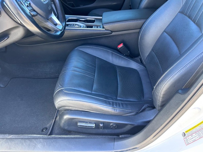 Honda Accord Sedan Vehicle Full-screen Gallery Image 21