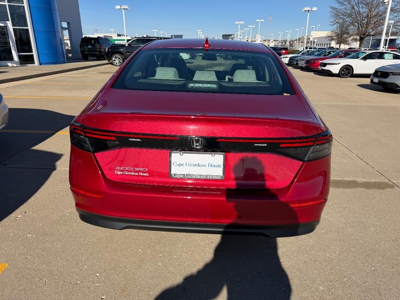 Honda Accord Sedan Vehicle Full-screen Gallery Image 03