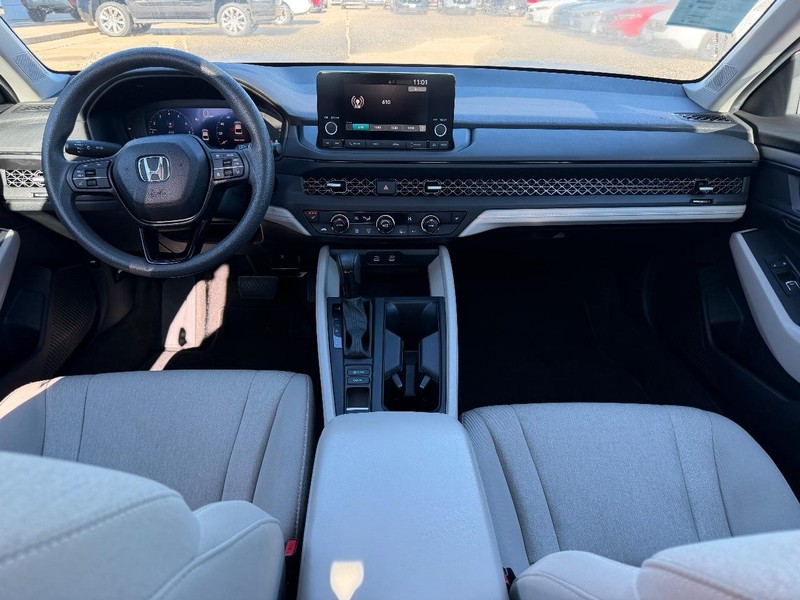 Honda Accord Sedan Vehicle Full-screen Gallery Image 10