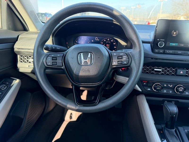 Honda Accord Sedan Vehicle Full-screen Gallery Image 11