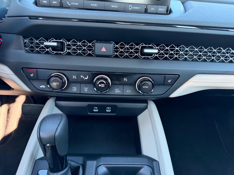 Honda Accord Sedan Vehicle Full-screen Gallery Image 15