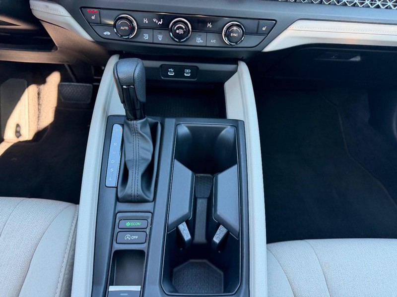 Honda Accord Sedan Vehicle Full-screen Gallery Image 16