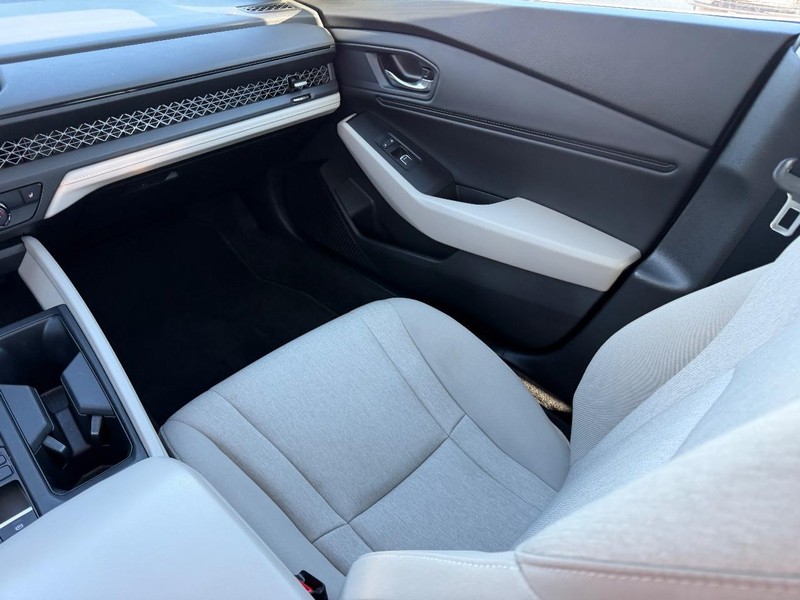 Honda Accord Sedan Vehicle Full-screen Gallery Image 17