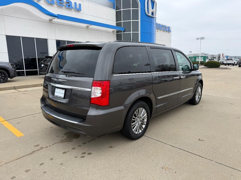 Chrysler Town & Country Vehicle Full-screen Gallery Image 02