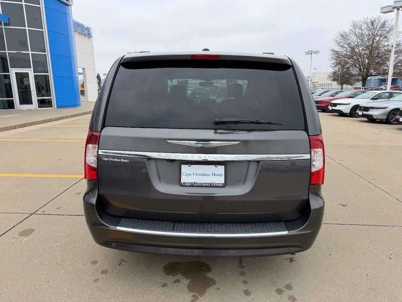 Chrysler Town & Country Vehicle Full-screen Gallery Image 03