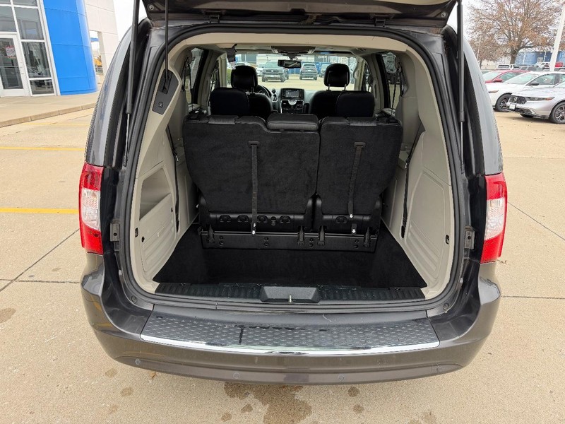 Chrysler Town & Country Vehicle Full-screen Gallery Image 04