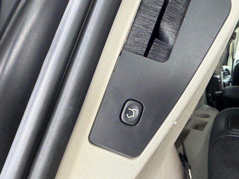 Chrysler Town & Country Vehicle Full-screen Gallery Image 05