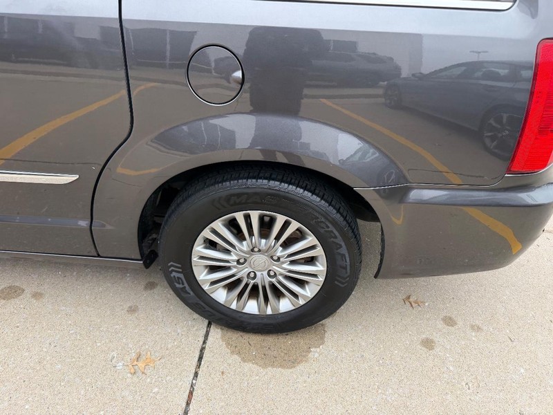 Chrysler Town & Country Vehicle Full-screen Gallery Image 06