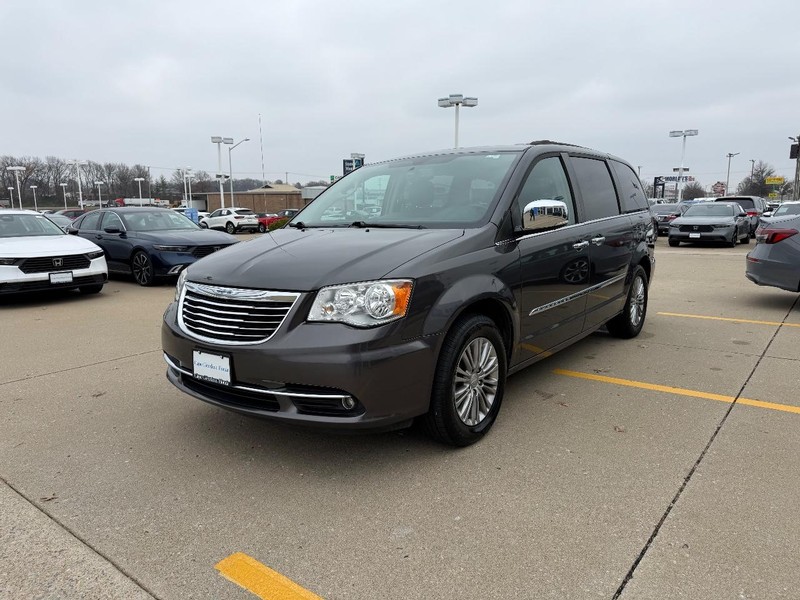Chrysler Town & Country Vehicle Full-screen Gallery Image 07