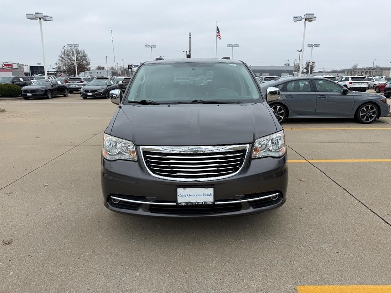 Chrysler Town & Country Vehicle Full-screen Gallery Image 08