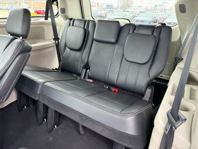 Chrysler Town & Country Vehicle Full-screen Gallery Image 09