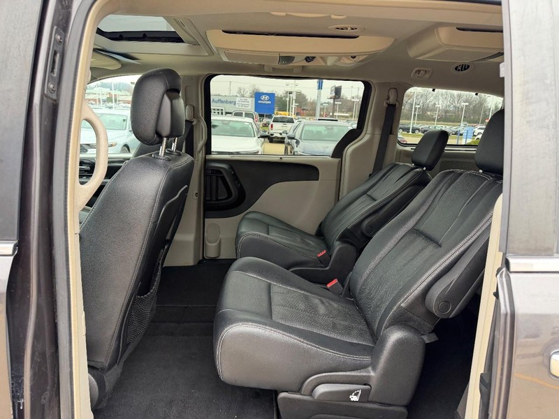 Chrysler Town & Country Vehicle Full-screen Gallery Image 10