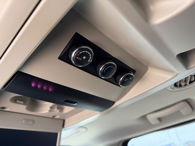 Chrysler Town & Country Vehicle Full-screen Gallery Image 11