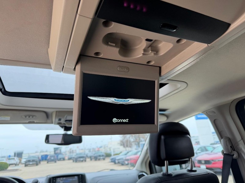 Chrysler Town & Country Vehicle Full-screen Gallery Image 12