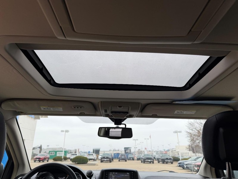 Chrysler Town & Country Vehicle Full-screen Gallery Image 13