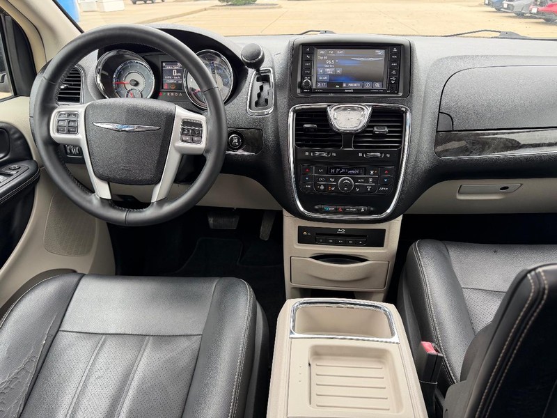 Chrysler Town & Country Vehicle Full-screen Gallery Image 14