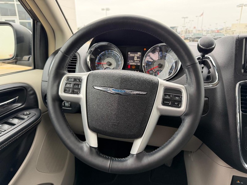 Chrysler Town & Country Vehicle Full-screen Gallery Image 15