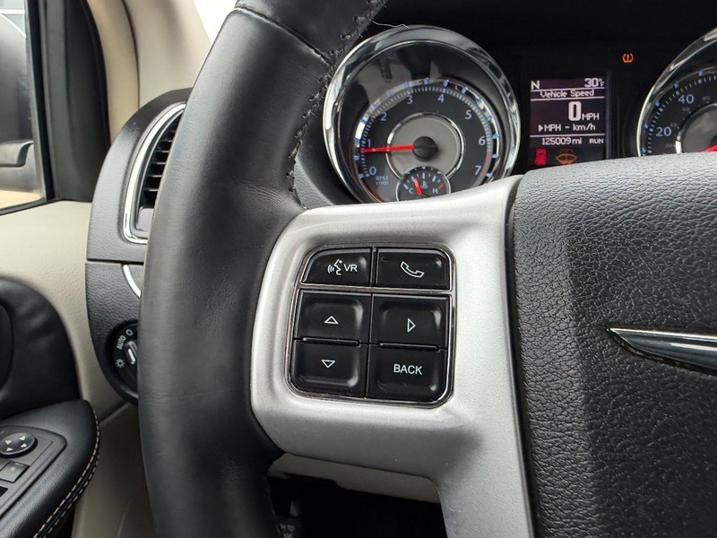 Chrysler Town & Country Vehicle Full-screen Gallery Image 16