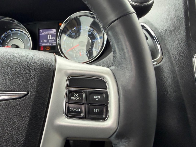 Chrysler Town & Country Vehicle Full-screen Gallery Image 17