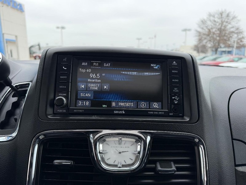 Chrysler Town & Country Vehicle Full-screen Gallery Image 18