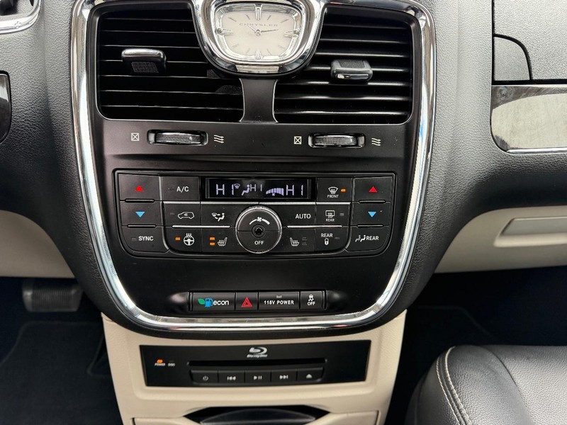 Chrysler Town & Country Vehicle Full-screen Gallery Image 19