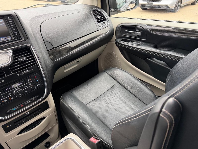 Chrysler Town & Country Vehicle Full-screen Gallery Image 20