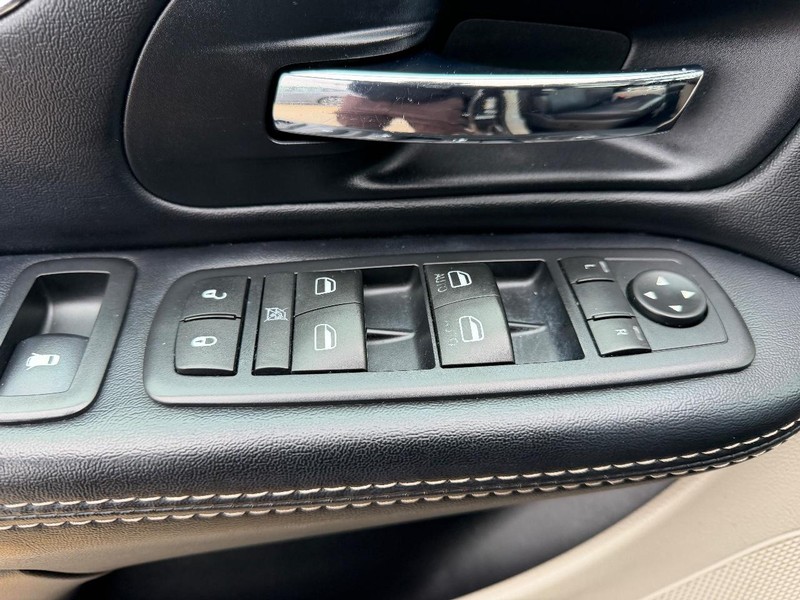 Chrysler Town & Country Vehicle Full-screen Gallery Image 21