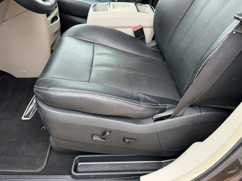 Chrysler Town & Country Vehicle Full-screen Gallery Image 22