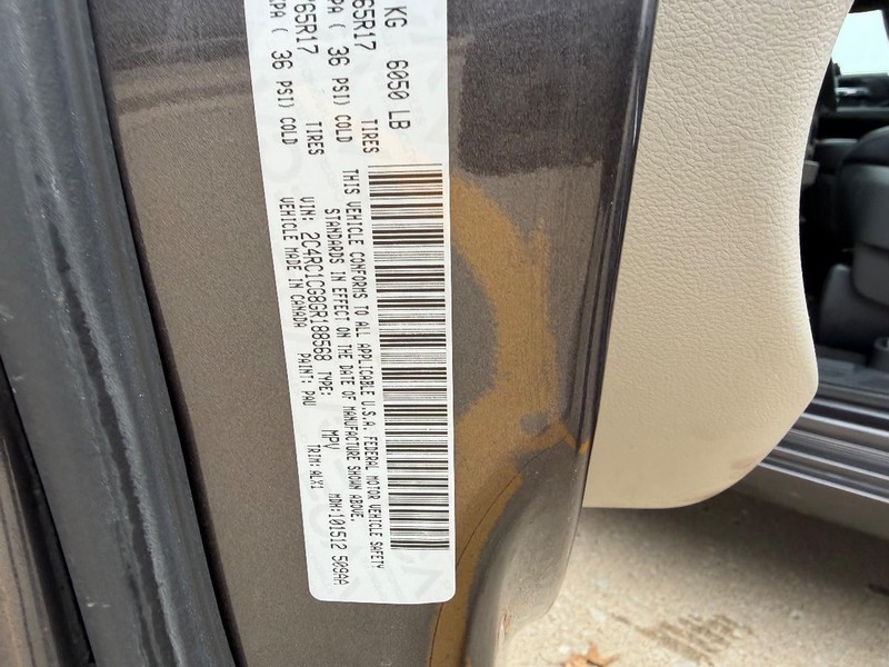 Chrysler Town & Country Vehicle Full-screen Gallery Image 25