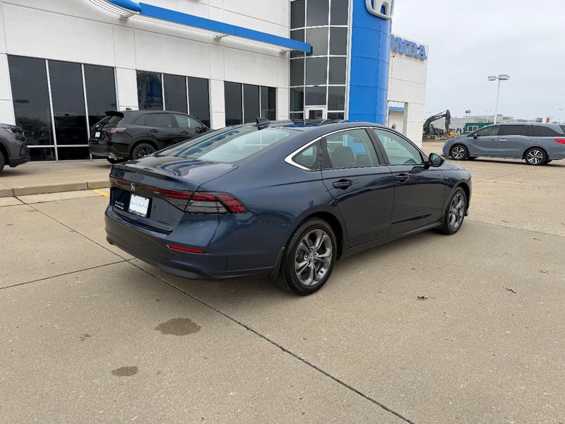 Honda Accord Sedan Vehicle Full-screen Gallery Image 02