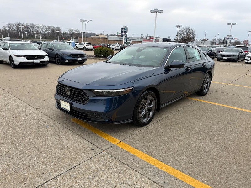 Honda Accord Sedan Vehicle Full-screen Gallery Image 06