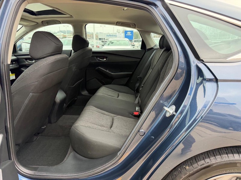 Honda Accord Sedan Vehicle Full-screen Gallery Image 08