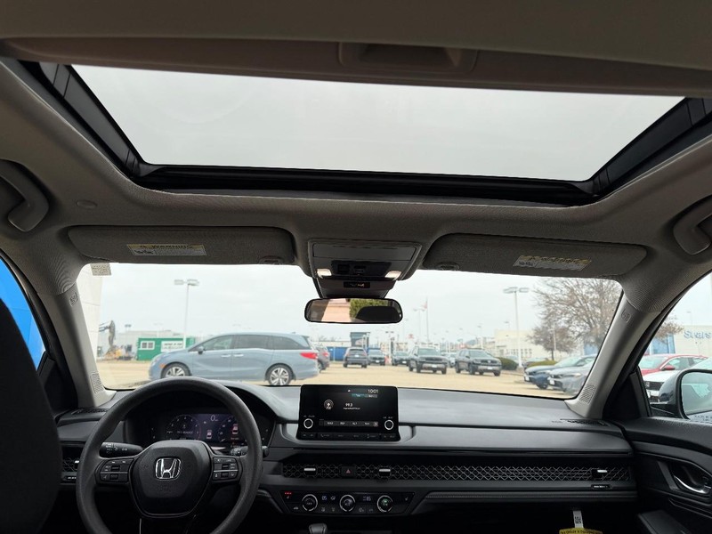 Honda Accord Sedan Vehicle Full-screen Gallery Image 09