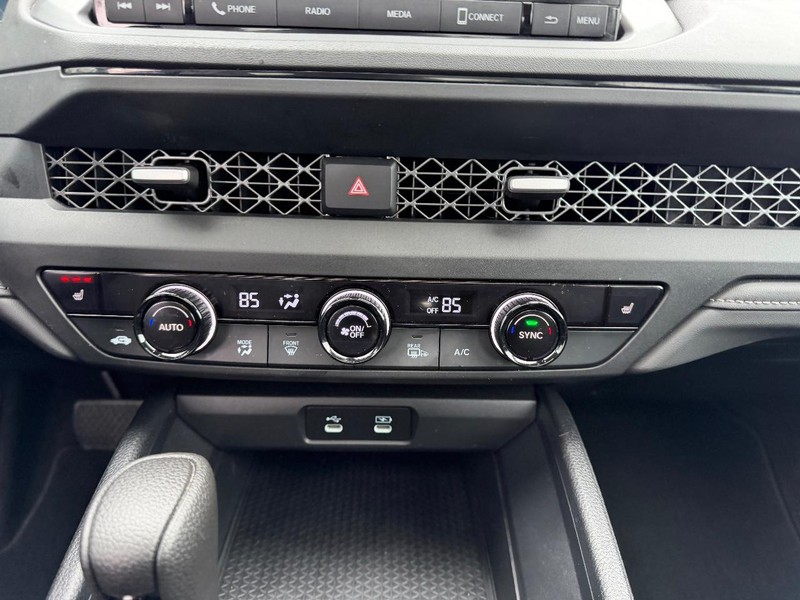 Honda Accord Sedan Vehicle Full-screen Gallery Image 15