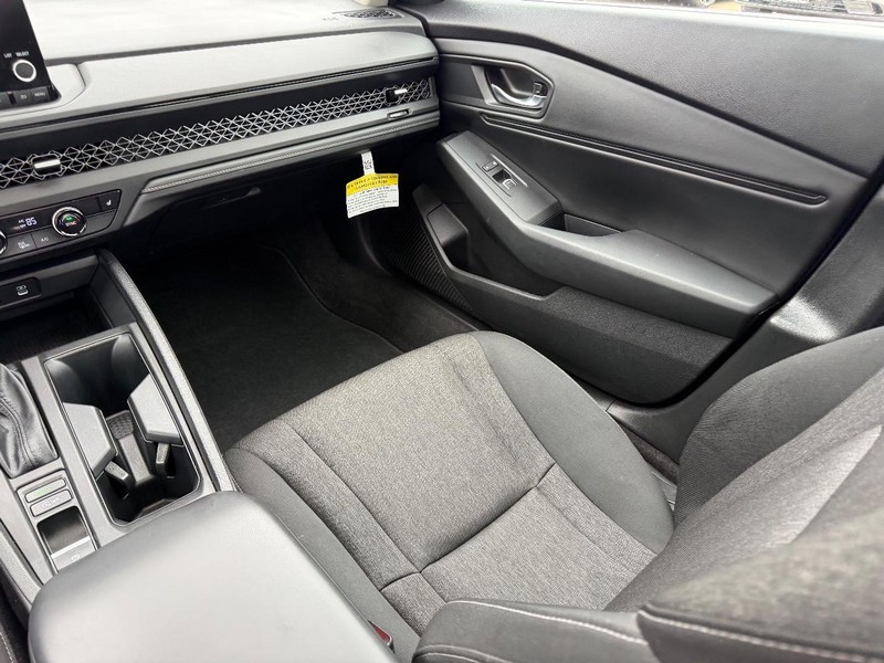 Honda Accord Sedan Vehicle Full-screen Gallery Image 17