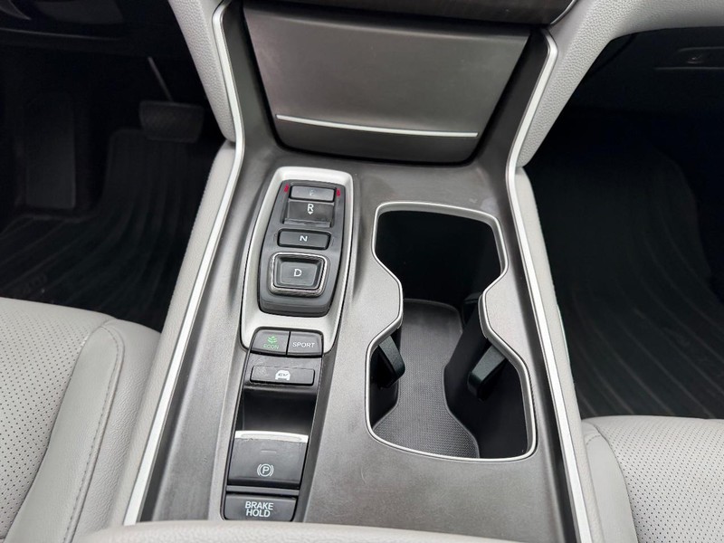 Honda Accord Hybrid Vehicle Full-screen Gallery Image 16