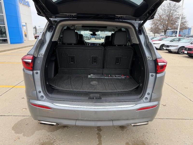 Buick Enclave Vehicle Full-screen Gallery Image 04