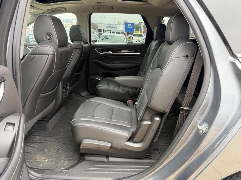 Buick Enclave Vehicle Full-screen Gallery Image 10