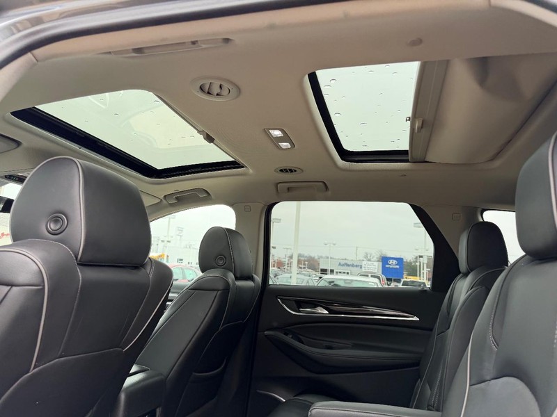 Buick Enclave Vehicle Full-screen Gallery Image 11