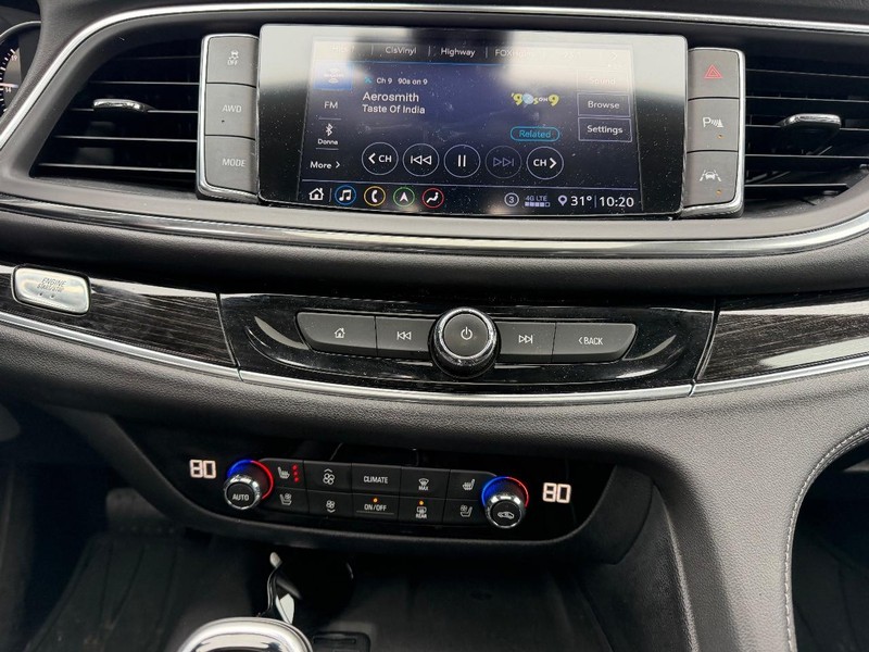 Buick Enclave Vehicle Full-screen Gallery Image 18