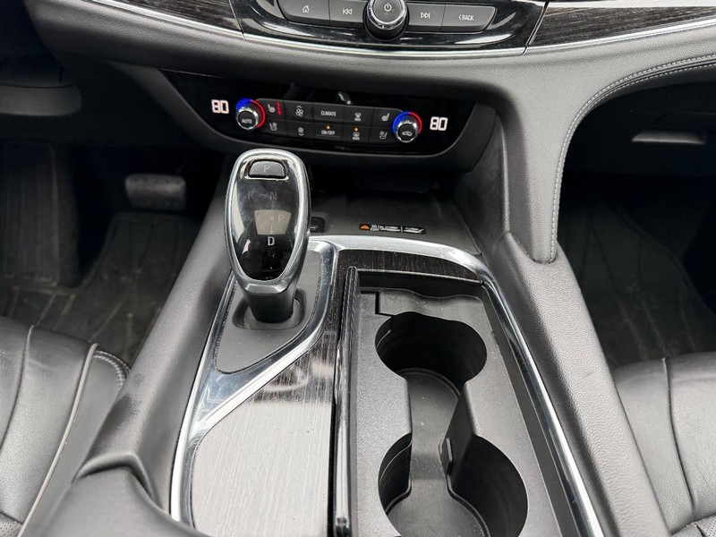 Buick Enclave Vehicle Full-screen Gallery Image 19