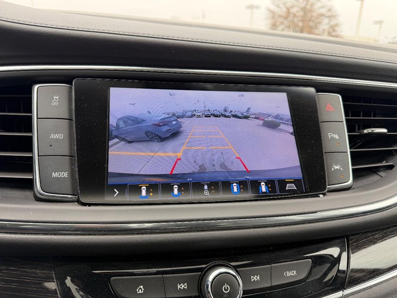 Buick Enclave Vehicle Full-screen Gallery Image 24