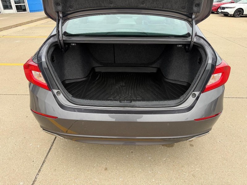 Honda Accord Sedan Vehicle Full-screen Gallery Image 05