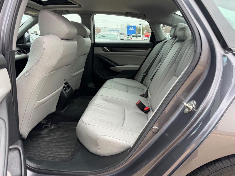 Honda Accord Sedan Vehicle Full-screen Gallery Image 09