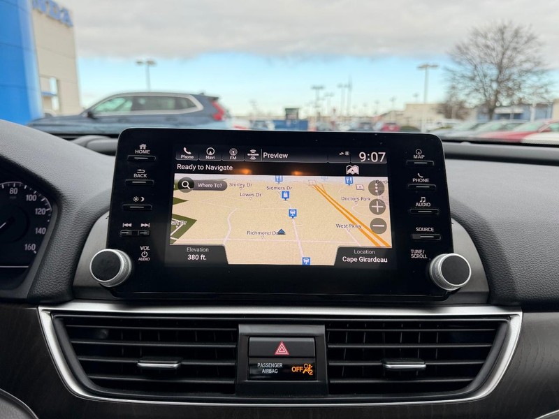 Honda Accord Sedan Vehicle Full-screen Gallery Image 15