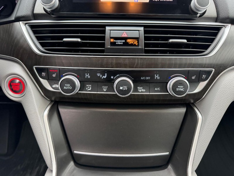 Honda Accord Sedan Vehicle Full-screen Gallery Image 16