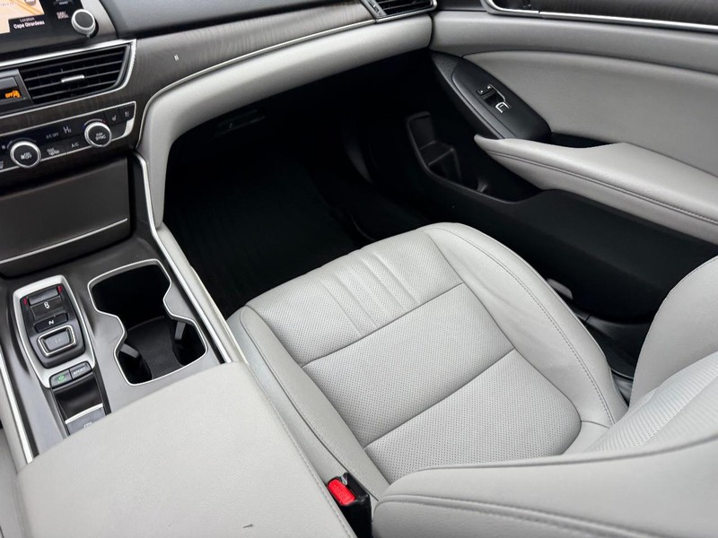 Honda Accord Sedan Vehicle Full-screen Gallery Image 18