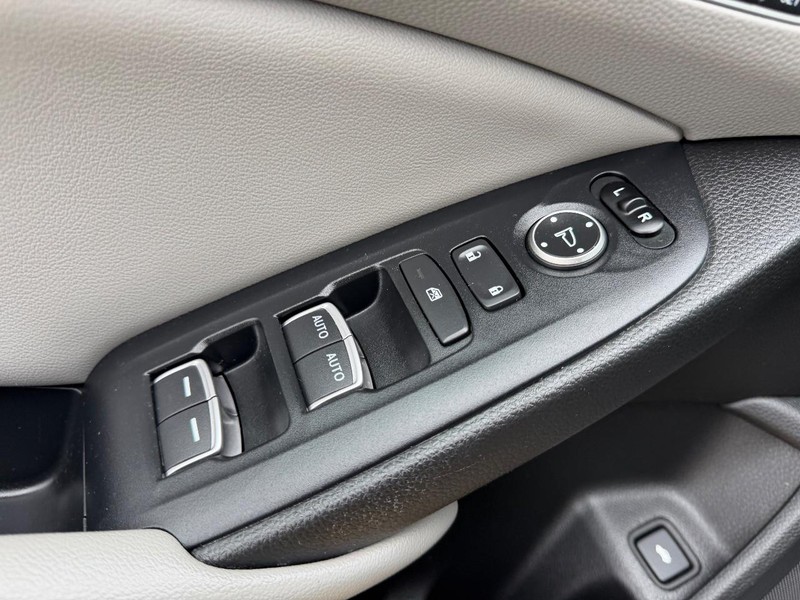 Honda Accord Sedan Vehicle Full-screen Gallery Image 19